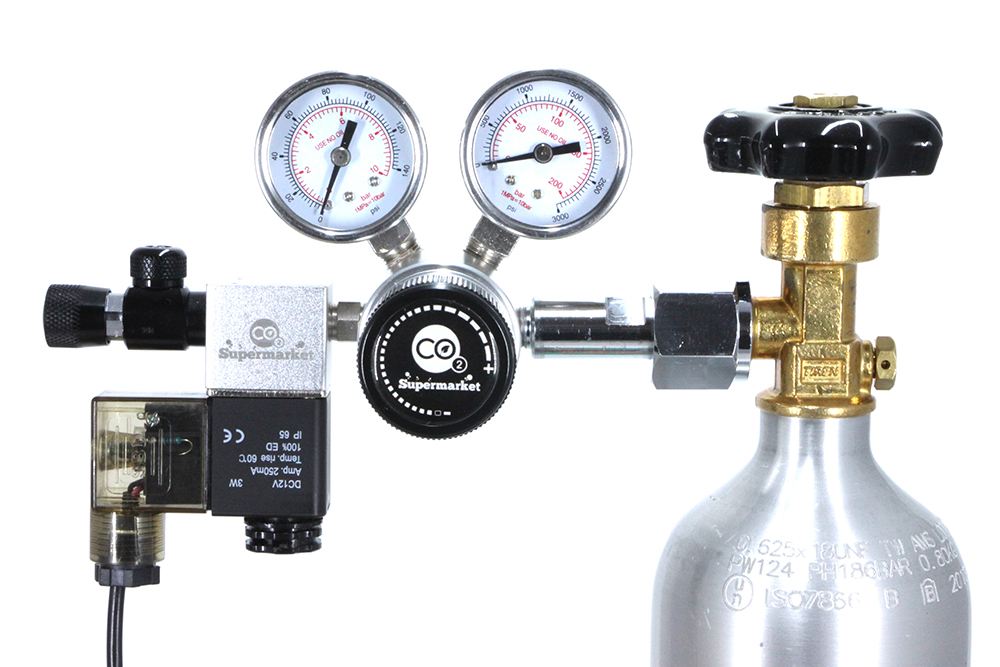 Serrez le régulateur à deux étages sur la bouteille de CO2