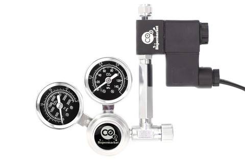 Photo montrant une extension de 57 mm utilisée pour connecter un régulateur de CO2 à un solénoïde