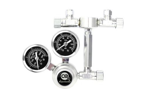 Photo montrant une extension de 57 mm utilisée pour connecter un régulateur de CO2 à un diviseur