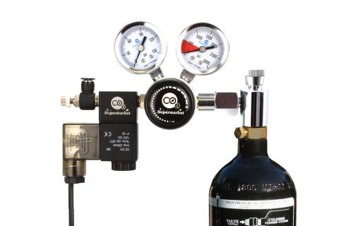 Adaptateur avancé connecté au cylindre de paintball et au régulateur