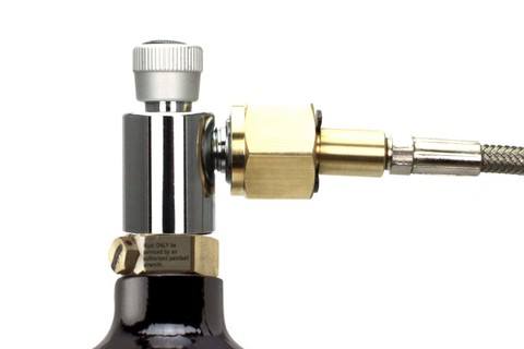 Remplissage de Paintball à l'aide d'un tuyau de raccordement