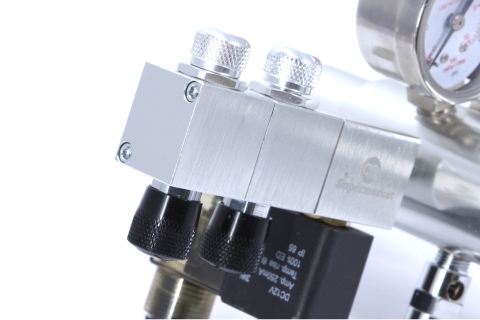 Photo montrant un collecteur supplémentaire installé sur un détendeur CO2 Ultimate-Pro