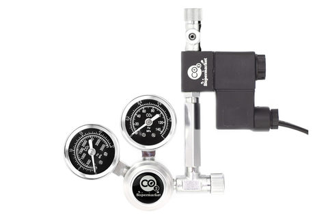 Photo d'une rallonge de 57mm reliant le régulateur à l'électrovanne avec une soupape à aiguille.